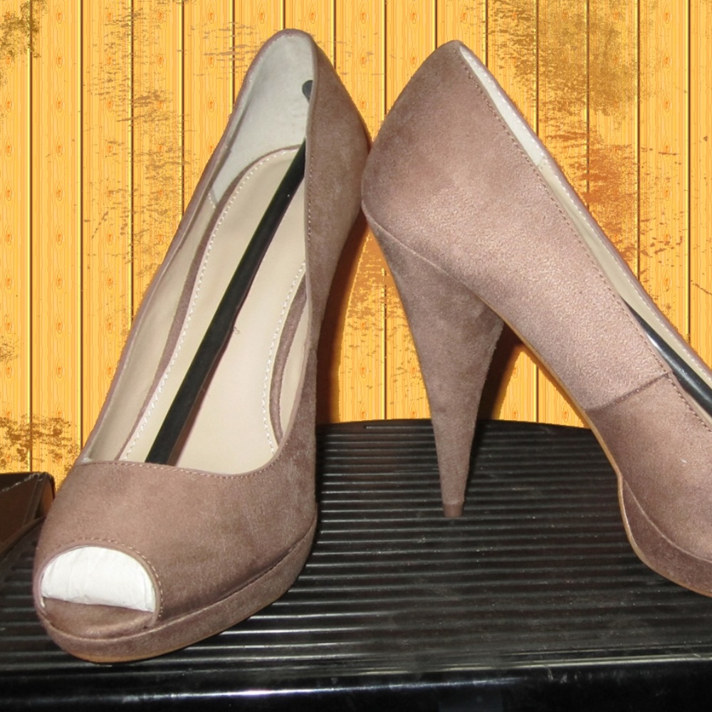 NIB Victoria's Secret Beige Suede Peeptoe Pumps 8